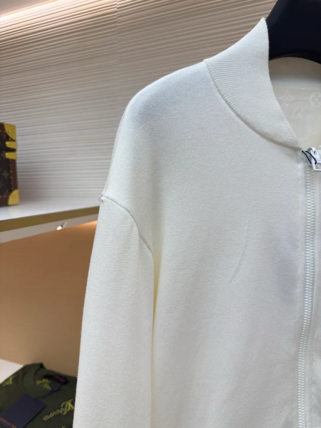LOUIS VUITTON double-sided zipper jacket ●Authentic product: 21300 purchase and development ●Item number: 1680684-B95 ●Fabric: nylon fabric ●Technology: full-width jacquard production ●Version: loose version ●Weight: about 610 grams ●Size: S-M-L-XL ●Description: Customized high-end nylon fantasy jacquard brocade and cotton sheep dense needle velvet, rich texture, full color, soft and delicate Double-sided charm, one piece of clothing to enjoy. One side quietly appears with low-key elegance. The iconic embroidered LV logo is embellished on it. The other side is covered with Yingze's full-width Monogram pattern, instantly lighting up the whole place. Exuding a sense of high-end from the inside out. Double-sided splendor. Like two movements in a symphony, each is wonderful and reflects each other. Unlock the noble code of fashion and use imported machine embroidery technology to use advanced computer control systems and precision mechanical components to realize LV logo embroidery operations. High precision, smooth and delicate lines, fabric jacquard technology, by weaving a full-width Monogram jacquard texture technology on the surface of the fabric, controlling the interweaving method of warp and weft lines, and accurately controlling the interweaving density and tension of the yarn to make it more three-dimensional. Ergonomic three-dimensional tailoring returns to traditional craftsmanship through segmentation, folding, shrinking, and stretching techniques. The so-called slow work produces fine work, which is the respect for materials and the pursuit of feel. The workmanship is complex and tedious, slow in aging, and high in loss. The overall wiring is straight and delicate, the fabric is comfortable and soft, and the color is consistent without color difference. It can be matched with the same style to create a fashionable look and control various occasions. Customized accessories, complete with three standards, same style for men and women!